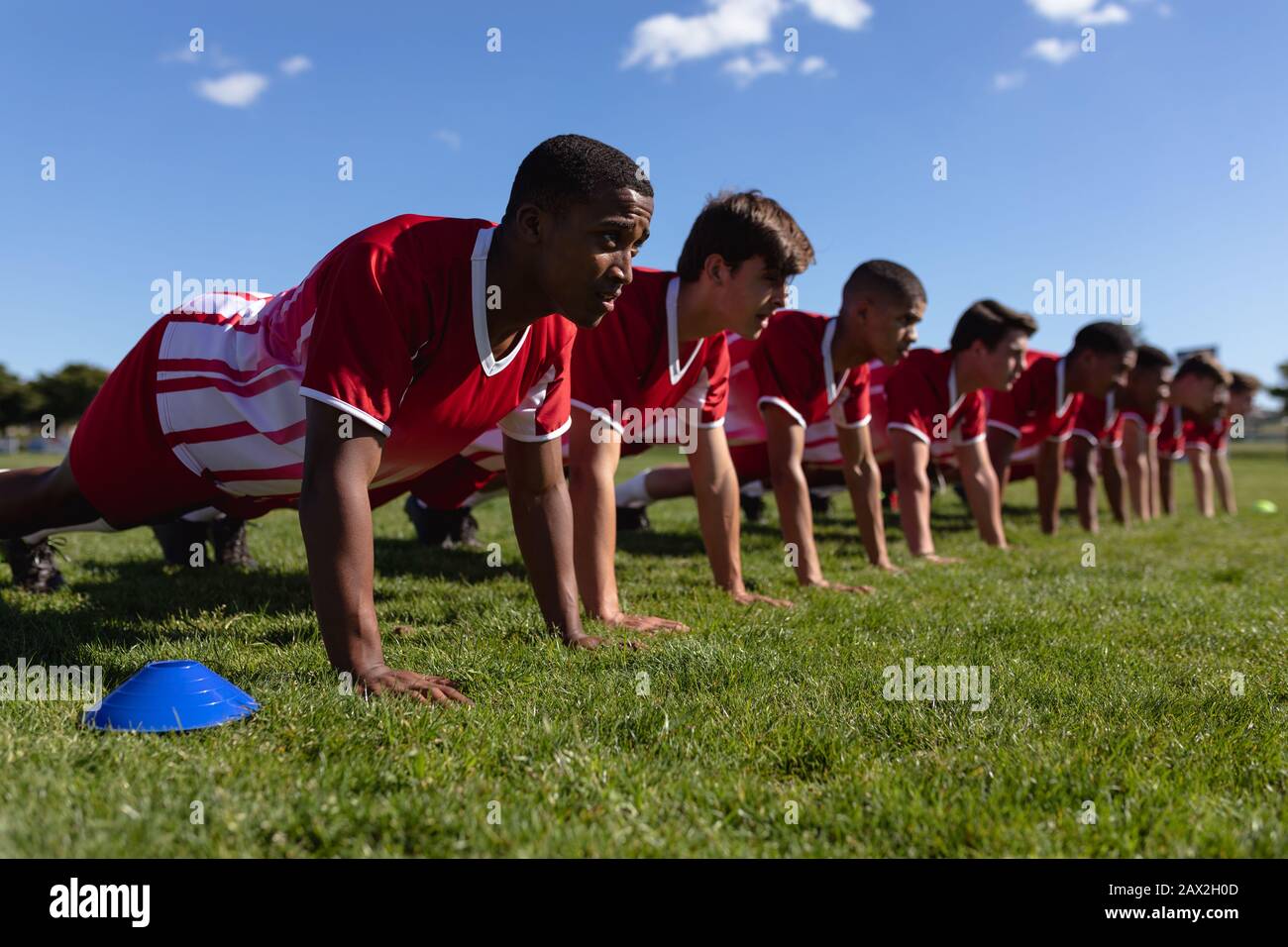 L'équipe de rugby fait des push-ups Banque D'Images