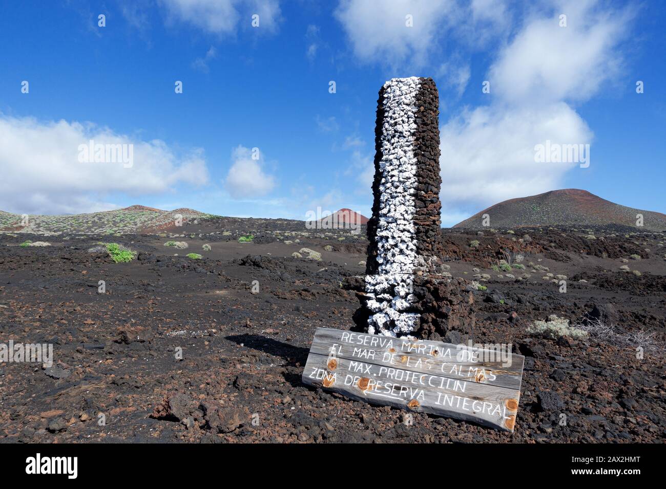 Pilier en pierre avec panneau en bois à El Hierro, îles Canaries Banque D'Images