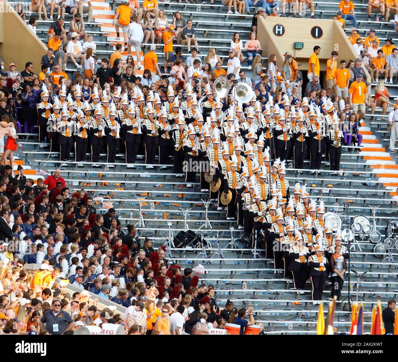 Le groupe de marching de l'Université du Tennessee Volunteers 'Pride of the Southland Band' forme la lettre 'T' lors d'un match le 7 septembre 2019. Banque D'Images