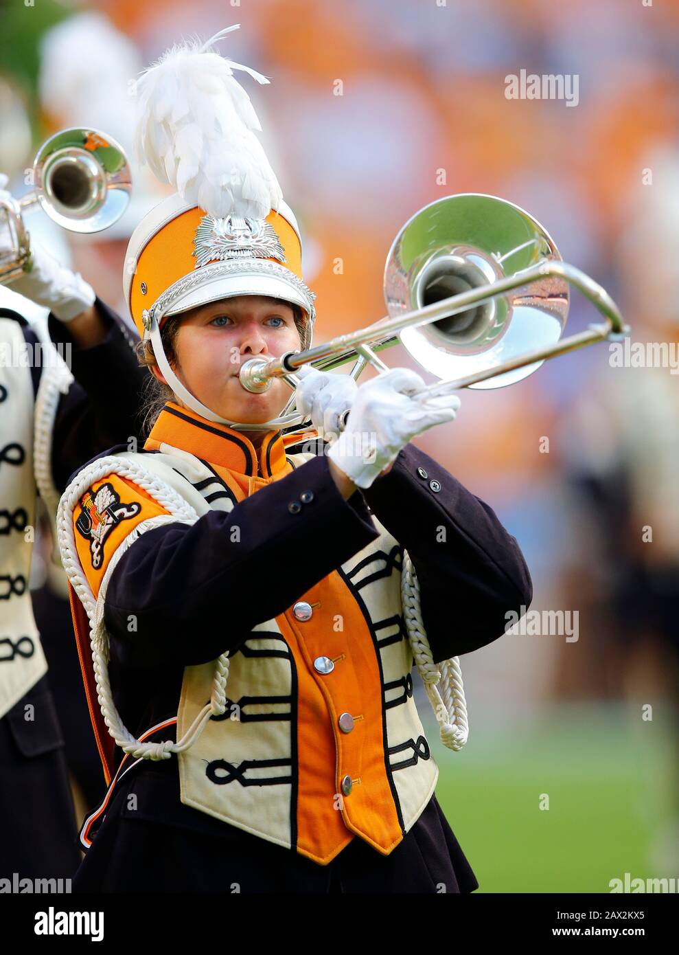 Un membre du groupe de marchage de volontaires de l'Université du Tennessee joue de la trombone lors d'un match de football universitaire entre UTenn et BYU le 7 septembre 2019. Banque D'Images
