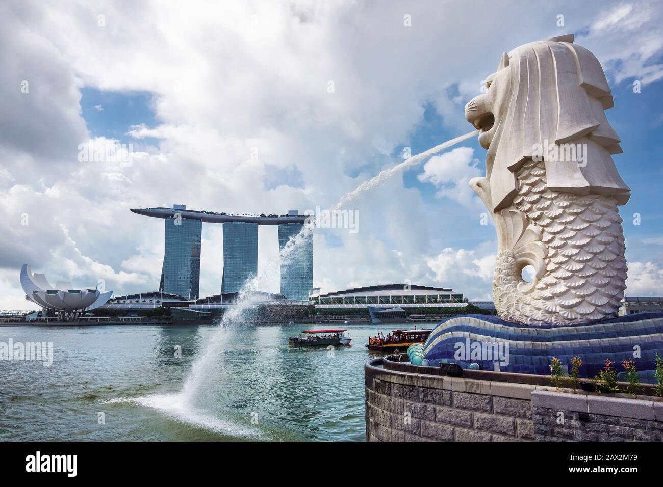 Vue sur la statue de Merlion, symbole de Singapour, avec le célèbre hôtel Marina Bay Sands en arrière-plan. Banque D'Images