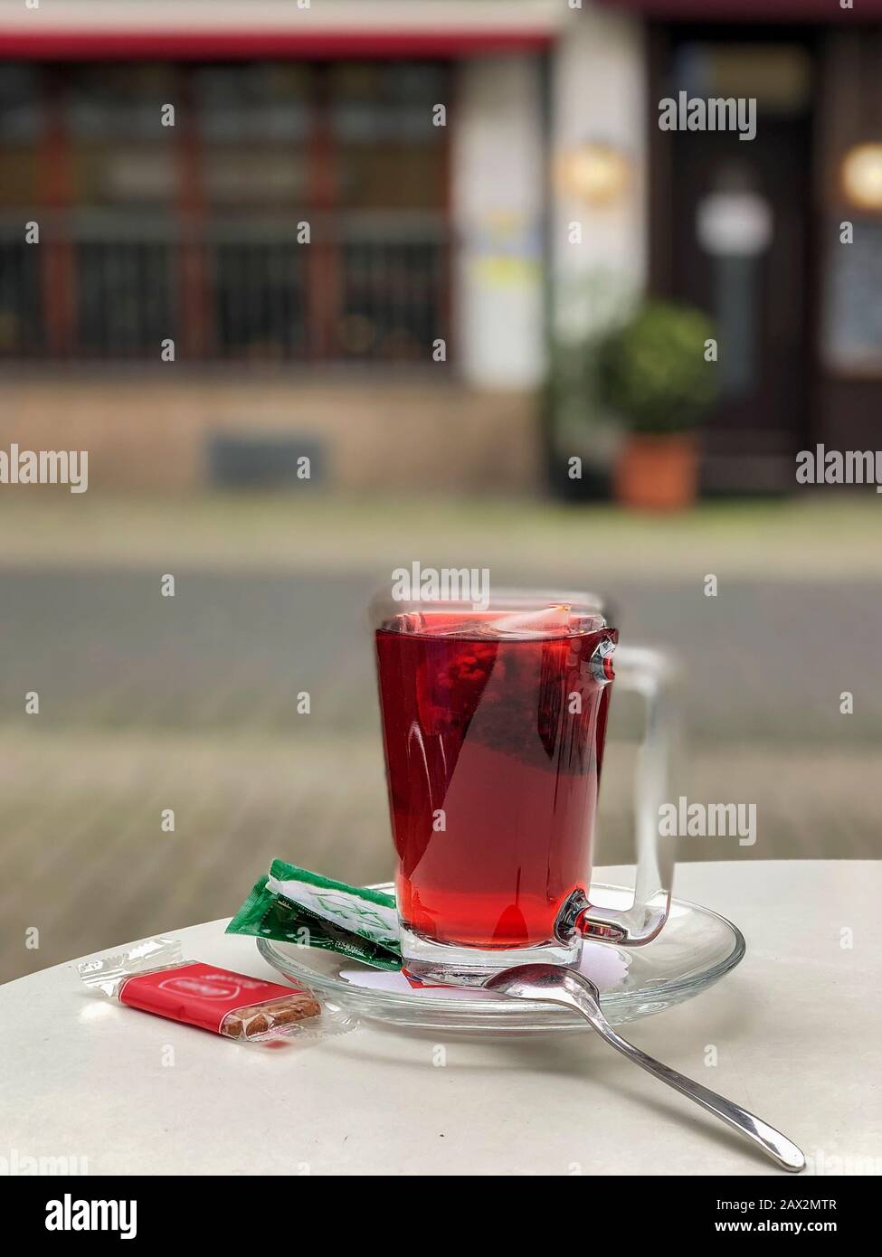 Verre de thé aux fruits à base de plantes sur la table dans le restaurant extérieur. Alimentation saine, détente, détox et concept de thé cinq heures Banque D'Images