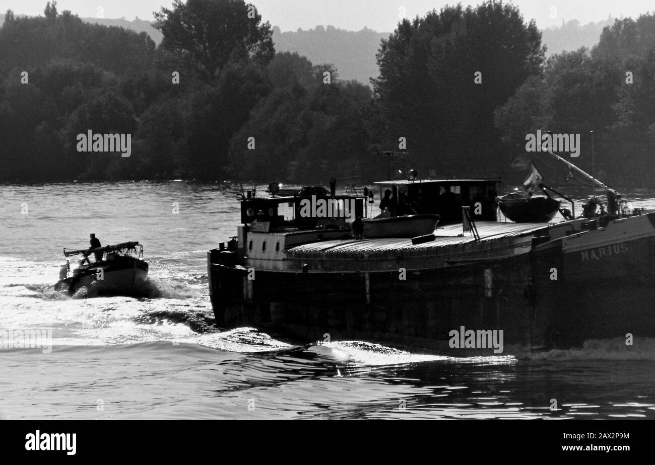 AJAXNETPHOTO. SEPTEMBRE 1971. SEINE, FRANCE. - SOUS TOW - UNE PAIRE DE BARGES VIDES DE FREYCINET MOTOR - PENICHES - MARTELANT LA RIVIÈRE VERS PARIS AVEC UN YACHT DANS TOW.PHOTO:JONATHAN EASTLAND/AJAX REF:RX7 151204 166 Banque D'Images