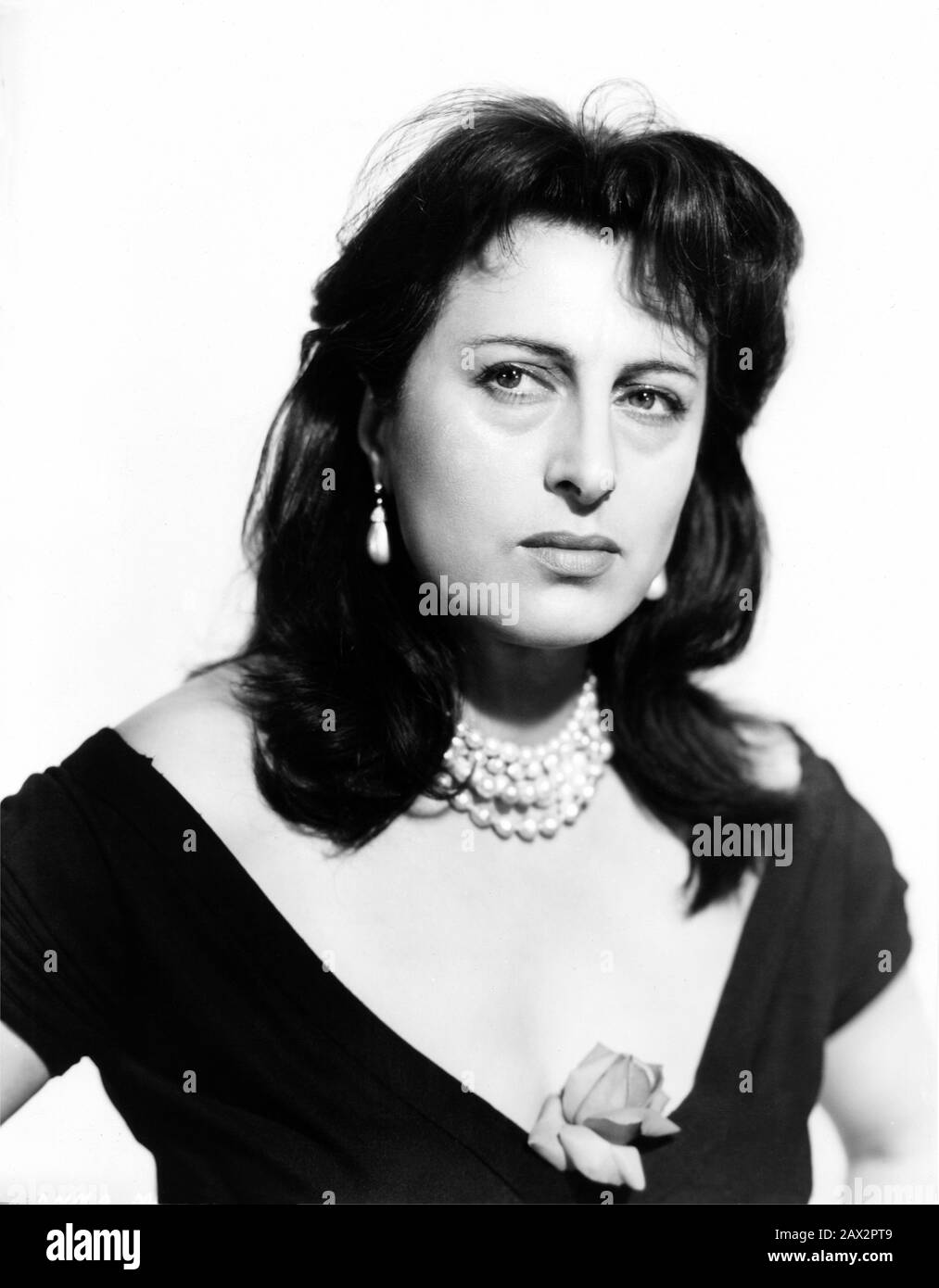1955 , USA : L'actrice italienne ANNA MAGNANI , dans une pubblica encore par Paramount Pictures Studio pour le film LE TATOUAGE ROSE ( la rosa tatuata ) de Daniel Mann , D'une pièce de Tennessee Williams - CINÉMA - FILM - FILM - PORTRAIT - RITRATTO - rosa - rose - fleur - fiore - decolleté - tour de cou - scolatura - collier de perles - collana di perle - perla - orecchino - orecchini - Ardrops - --- Archivio GBB Banque D'Images