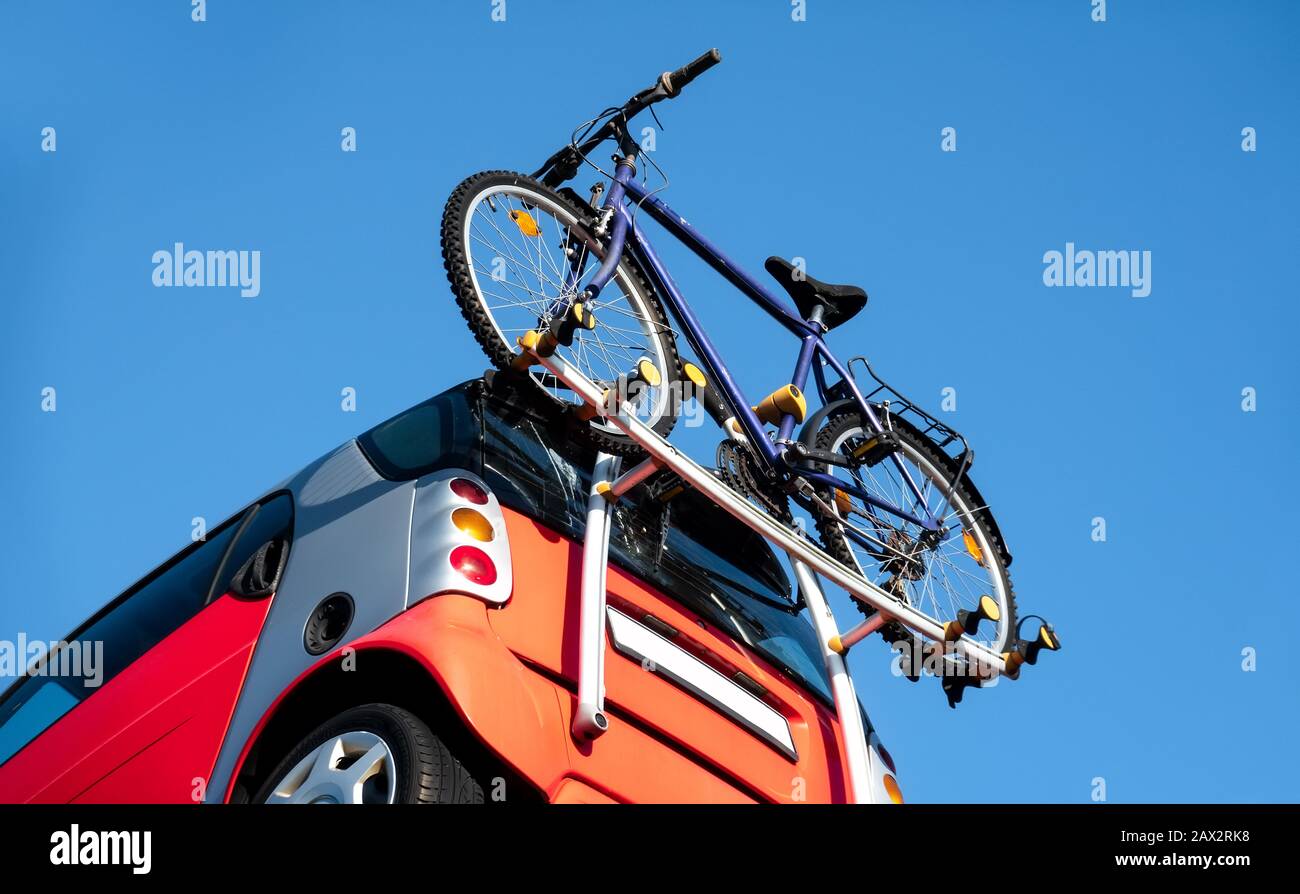 Vue depuis le sol d'un porte-vélo à l'arrière d'une voiture Banque D'Images