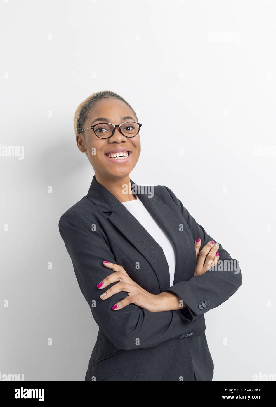 Portrait d'une femme d'affaires afro-américaine heureuse sur fond blanc. Banque D'Images