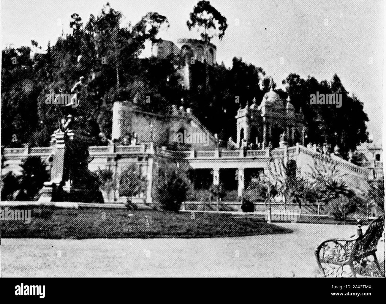 Sous la croix du Sud en Amérique du Sud . VUE DE SANTA LUCIA. Santa LUCIA PARK GEM DU sommet DU PACIFIQUE SUD 335 et ceux-ci sont entourés de murs bas festoonés et trellisedb}^ plantes rares et rampantes; de grandes fleurs multicolores sortent des coins et des cranies à chaque tour; les fougères et les tropicalexotiques étendent leurs frondes et leurs pétales dans la profusion berlineuse; les arbres et les paumes de l'ue-calypti élèvent leurs tiges nobles comme la gardienne gardienne de la garde sur un bower de beauté. Le tout est une scène de lumière et de coloriage vraiment indescriptible, une galaxie de gloire, un veritablegarden des dieux, Banque D'Images