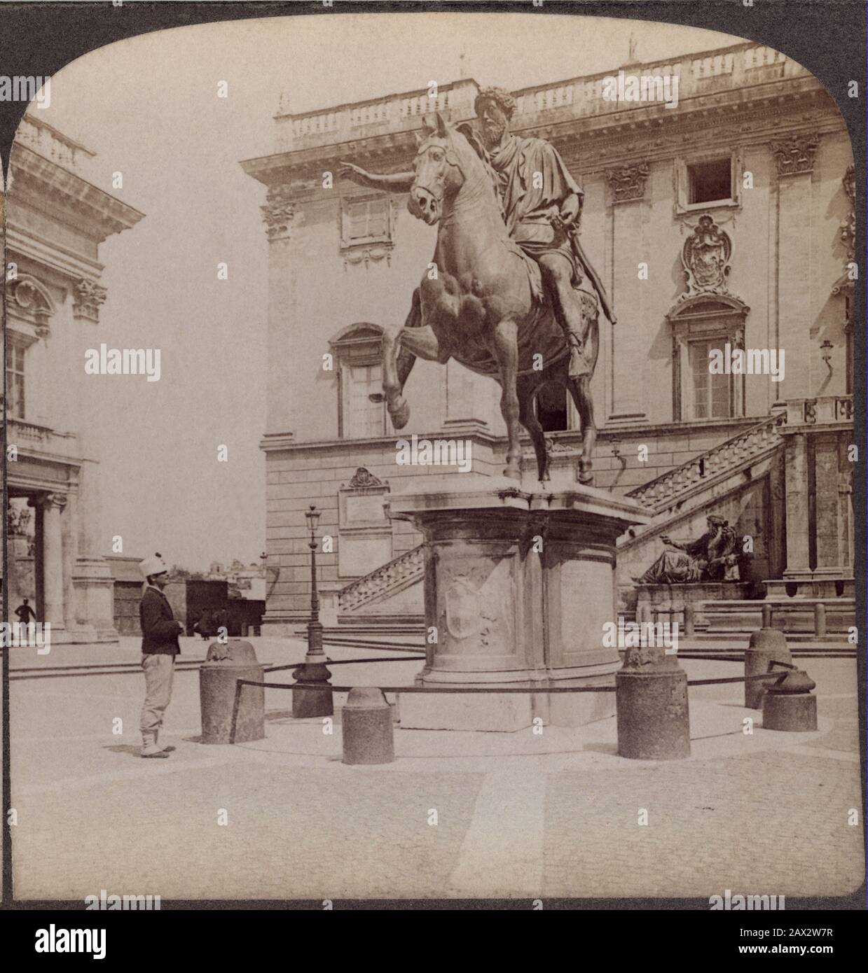 1895 ca. , ROMA , ITALIE : Le CAPITOLE Avec la statue DE MARCUS AURELIUS - MARCO AURELIO - MARC'AURELIO - ITALIA - FOTO STORICHE - HISTORY - GEOGRAFIA - GEOGRAPHY - ARCHITETTURA - ARCHITECTURE - ROME - ROMA - Piazza - Square - scalinata - escaliers - OTTOCENTO - '800 - 800 -- Archivio GBB Banque D'Images