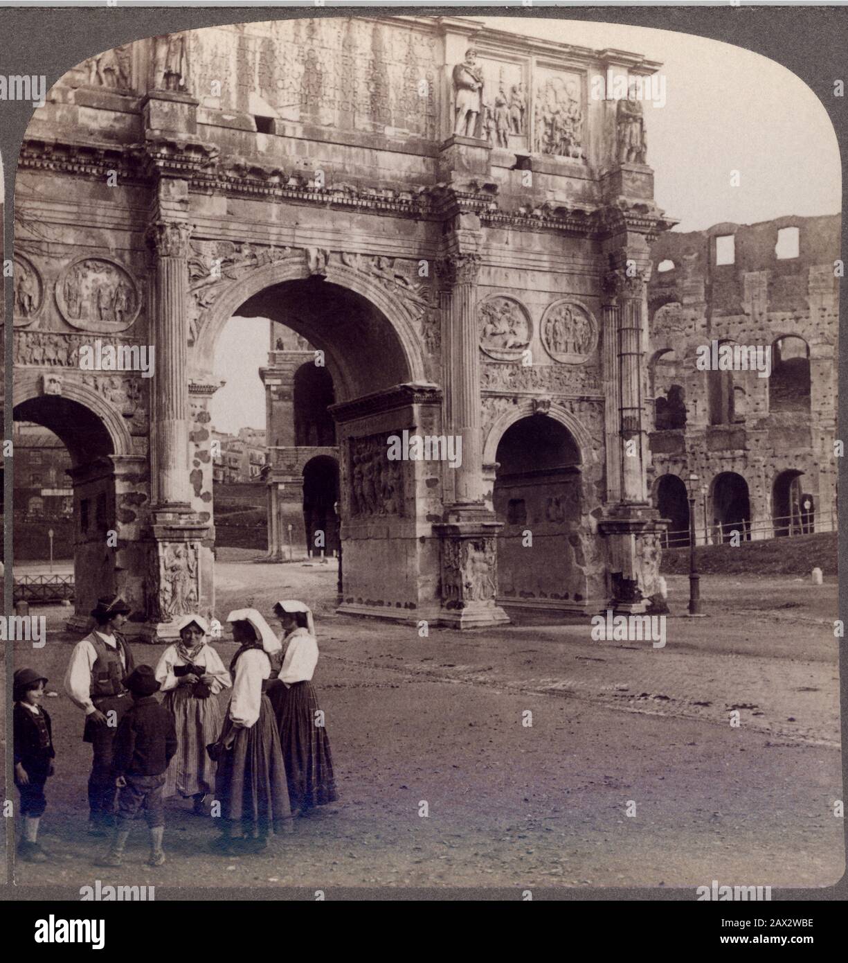 1897 , ROMA , ITALIE : LE COLOSSEO avec L'ARCHE TRIOMPHALE DE COSTANTIN . PHOTO PAR UNDERWOOD & UNDERWOOD VIEW , USA - COLISEUM - ITALIA - FOTO STORICHE - HISTOIRE - GEOGRAFIA - GÉOGRAPHIE - ARCHITETTURA - ARCHITECTURE - ROME - ROMA - OTTOCENTO - '800 - 800 - ARCO TRIONFALE DI TRIONFO DI COSTANTINO - ARCHEOLOGIA - ARCHÉOLOGIE -- ARCHIVIO GBB Banque D'Images