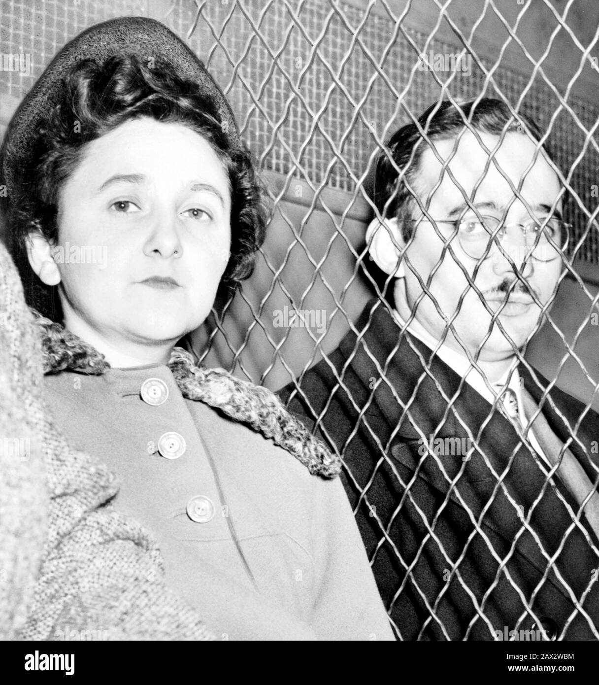 1951 , NEW YORK , États-Unis : Julius et Ethel Rosenberg, séparés par un écran à fil lourd lorsqu'ils quittent la Cour américaine après avoir été jugés coupables par jury . Photo de ROGER HIGGINS , télégramme mondial . Ethel Greenglass Rosenberg ( 1915 – 1953 ) et Julius Rosenberg ( 1918 – 1953 ) étaient des communistes juifs américains qui ont été condamnés et exécutés en 1953 pour conspiration pour commettre des actes d'espionnage en temps de guerre. Les accusations ont trait à leur transmission d'informations sur la bombe atomique à l'Union soviétique. C'était la première exécution de civils pour espionnage dans l'histoire des États-Unis. En 1995, le gouvernement américain Banque D'Images