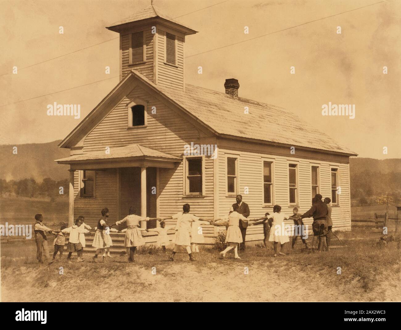 1921 , 6 octobre, États-Unis : Pleasant Green School -- école de couleur une chambre près de Marlinton, W. Virginie -- Comté de Pocahontas . C'est l'une des écoles les plus colorées du comté, avec un principal capable qui possède un certificat de première classe. Tous les enfants sont des travailleurs du Club agricole. Lieu : Comté De Pocahontas -- Marlinton, Virginie-Occidentale . Photo de Lewis Wickes HINE ( 1874 - 1940 ) - FOTO STORICHE - PHOTOS D'HISTOIRE - CASA - HOME - ABITAZIONE - Country - campagna - SCUOLA PUBBLICA - EDIFICIO SCOLASTICO - ÉCOLE - ARCHITECTURE - ARCHITETTURA - GEOGRAFIA - GÉOGRAPHIE - JARDIN - GIARDINO - bambind Banque D'Images