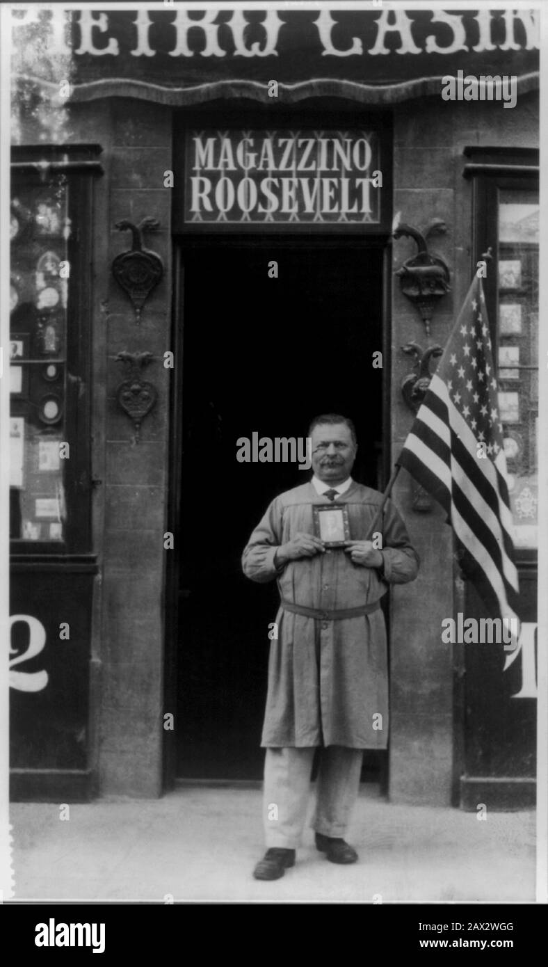 1918 CA , FIRENZE, ITALIE : un homme italien , nommé CASINI , Le président des États-Unis ROOSEVELT double look-a-like devant son magasin MAGAZZINO ROOSEVELT avec entre les mains la photo du président et un drapeau américain - SOSIA - Florence - ITALIA - FOTO STORICHE - HISTORY - negozio - negoziante - Seller - POLITICA - POLITIC --- Archivio GBB Banque D'Images