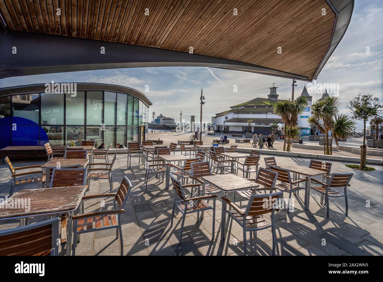 Vue encadrée de la jetée de Bournemouth depuis le Prom Cafe on Pier Approach à Bournemouth, Dorset, Royaume-Uni, le 7 février 2020 Banque D'Images