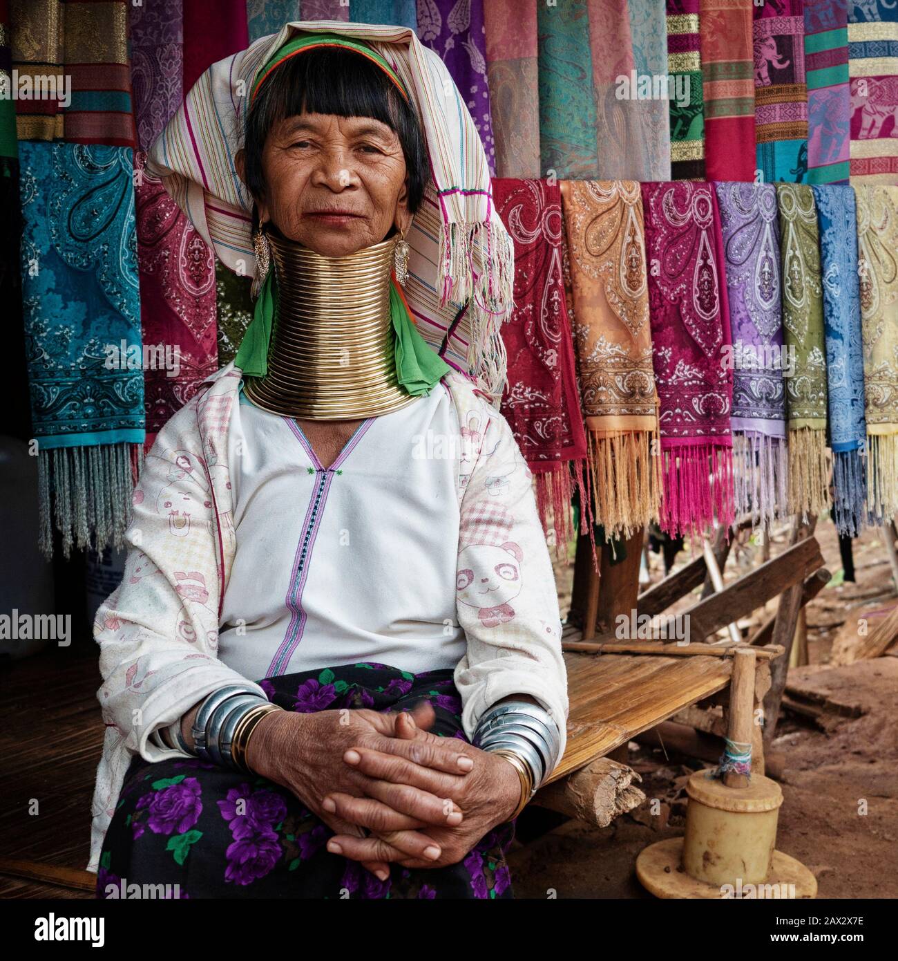 Chiang Rai Province, Thaïlande, Karen femme à col long portant des anneaux de laiton traditionnels dans le village de tribu de colline près de Chiang Rai. Banque D'Images