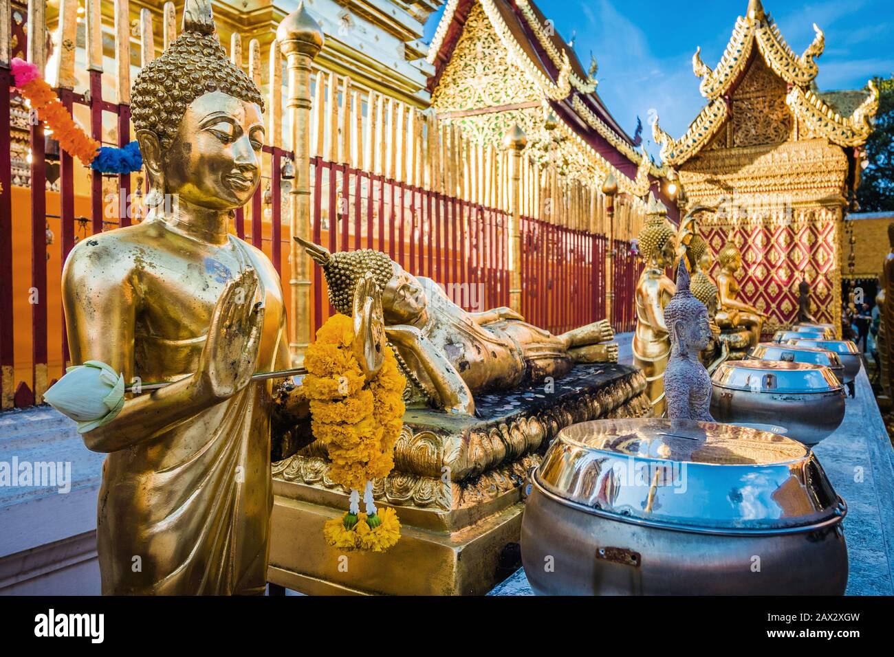 Statues de Bouddha autour du chedi principal à Wat Phra Que Doi Suthep temple à Chiang Mai, Thaïlande. Banque D'Images