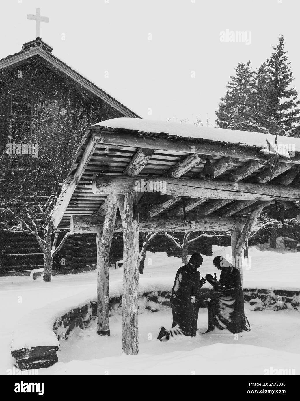 Jackson, Wyoming / USA - 1 janvier 2020: La neige tombe sur l'église épiscopale de Saint-Jean Banque D'Images