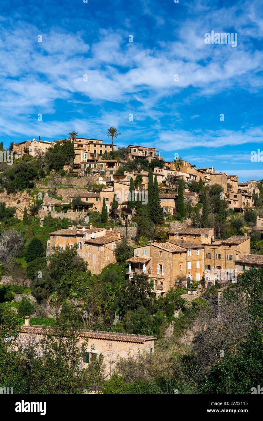 Le village de Deiˆ, au nord-ouest de l'île, Serra de Tramuntana, Majorque, Espagne, Banque D'Images