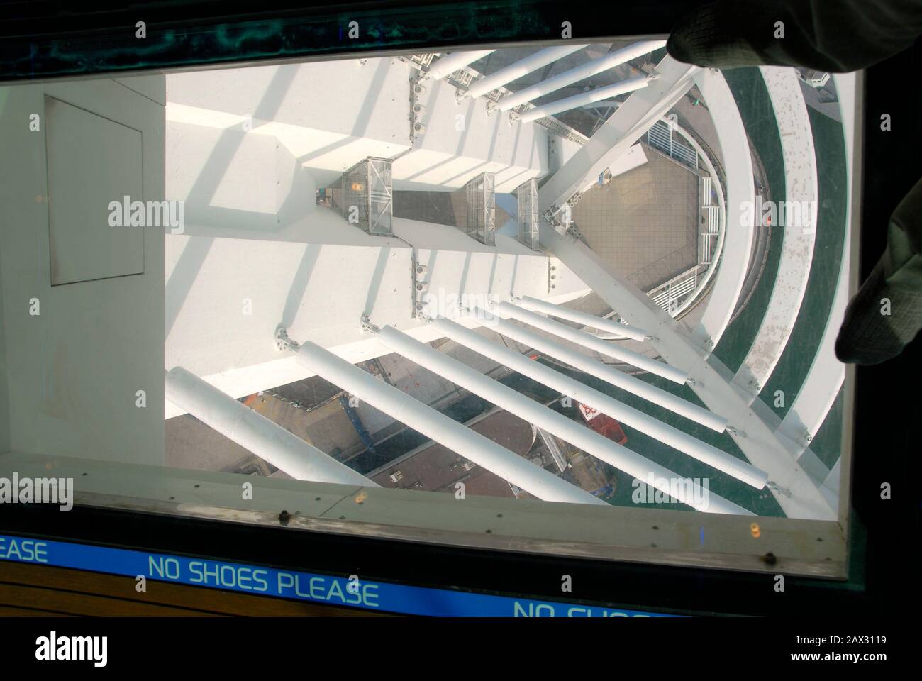 En regardant vers le bas à travers le plancher de verre de la Tour Spinnaker, Portsmouth, Angleterre avec le panneau 'pas de chaussures s'il vous plaît'. Banque D'Images