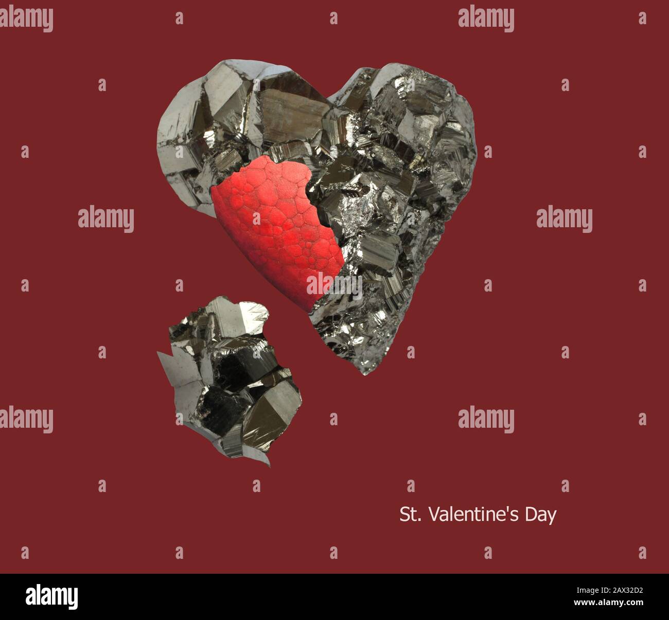 Pyrite minérale en forme de coeur et coeur rouge peint à l'intérieur sur un fond rouge foncé Banque D'Images