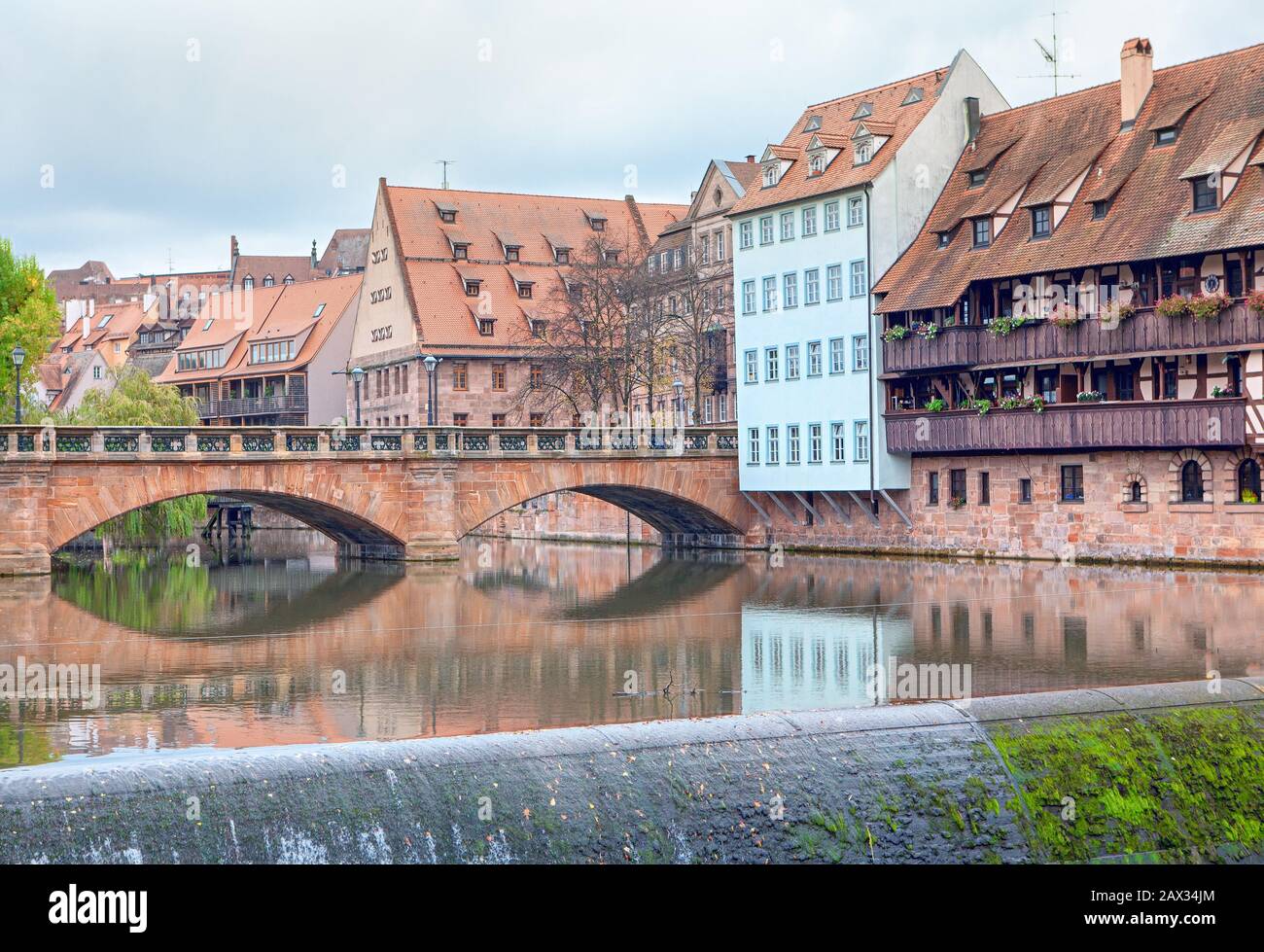 Rivière Pegnitz et pont à Nuremberg Banque D'Images