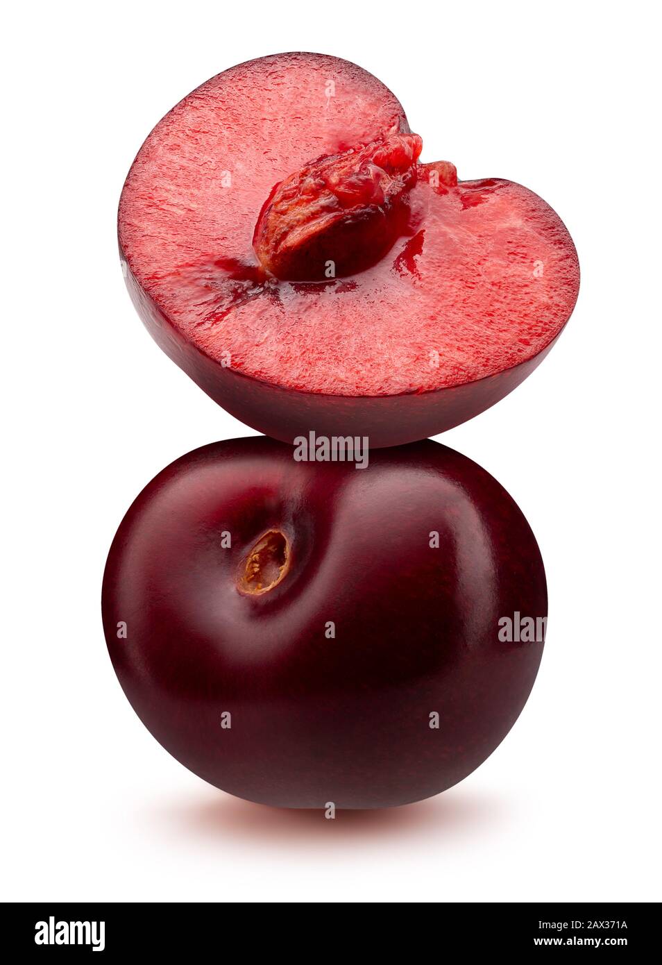 ensemble de prunes violettes isolées sur un fond blanc. Banque D'Images