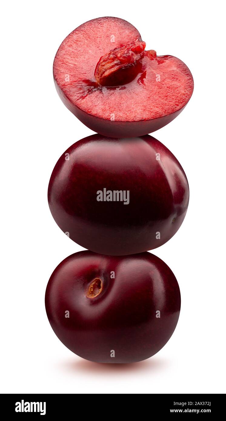 ensemble de prunes violettes isolées sur un fond blanc. Banque D'Images