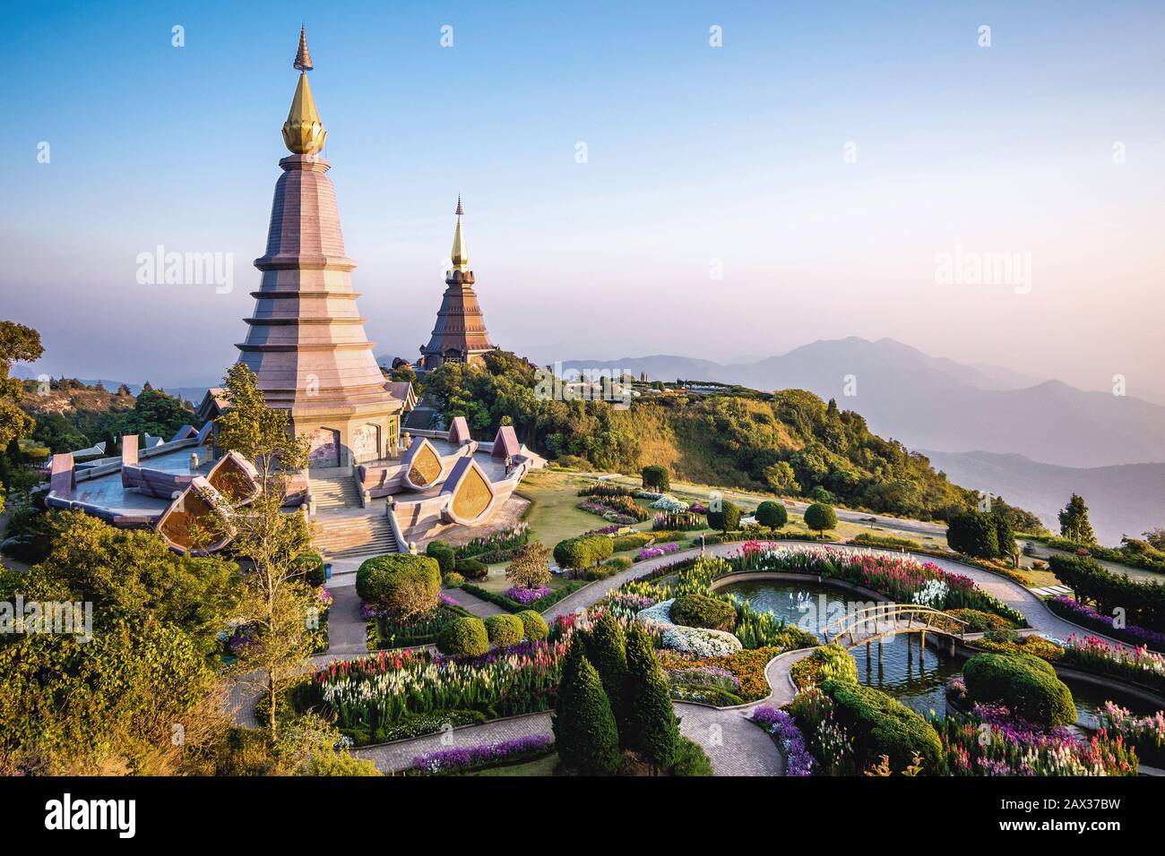 Doi Inthanon site touristique de deux pagodes à Inthanon montagne près de Chiang Mai, Thaïlande. Banque D'Images