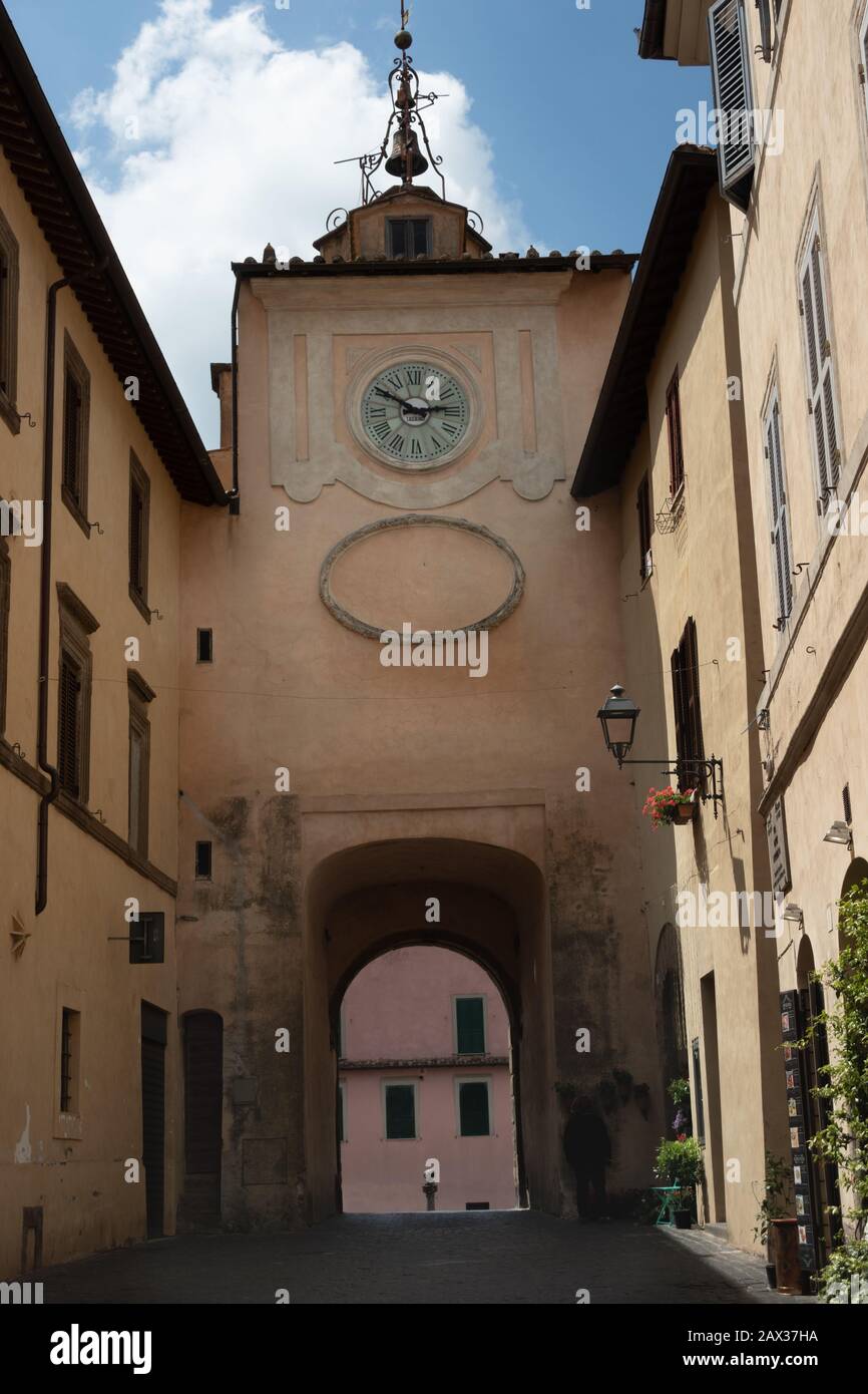 Passerelle voûtée dans la ville historique italienne de Vetralla Italie Banque D'Images