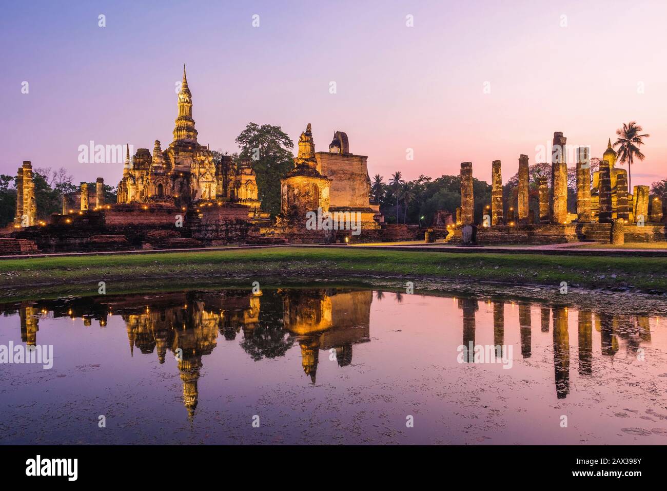 Parc historique de Sukhothai, Thaïlande, vue sur les ruines du temple de Wat Mahathe au coucher du soleil. Banque D'Images
