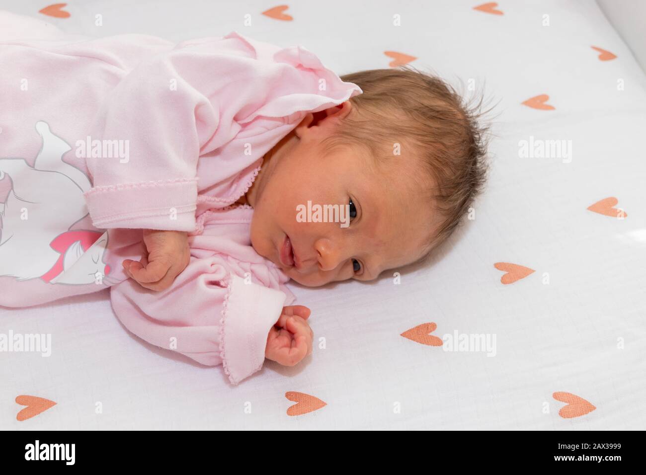 Un Bebe Paisible Reposant Sur Un Lit Au Cœur Dans Une Chambre Lumineuse La Fillette A 15 Jours Photo Stock Alamy Un Bebe Paisible Reposant Sur Un Lit Au Cœur Dans Une Chambre Lumineuse La Fillette A 15 Jours Photo Stock Alamy