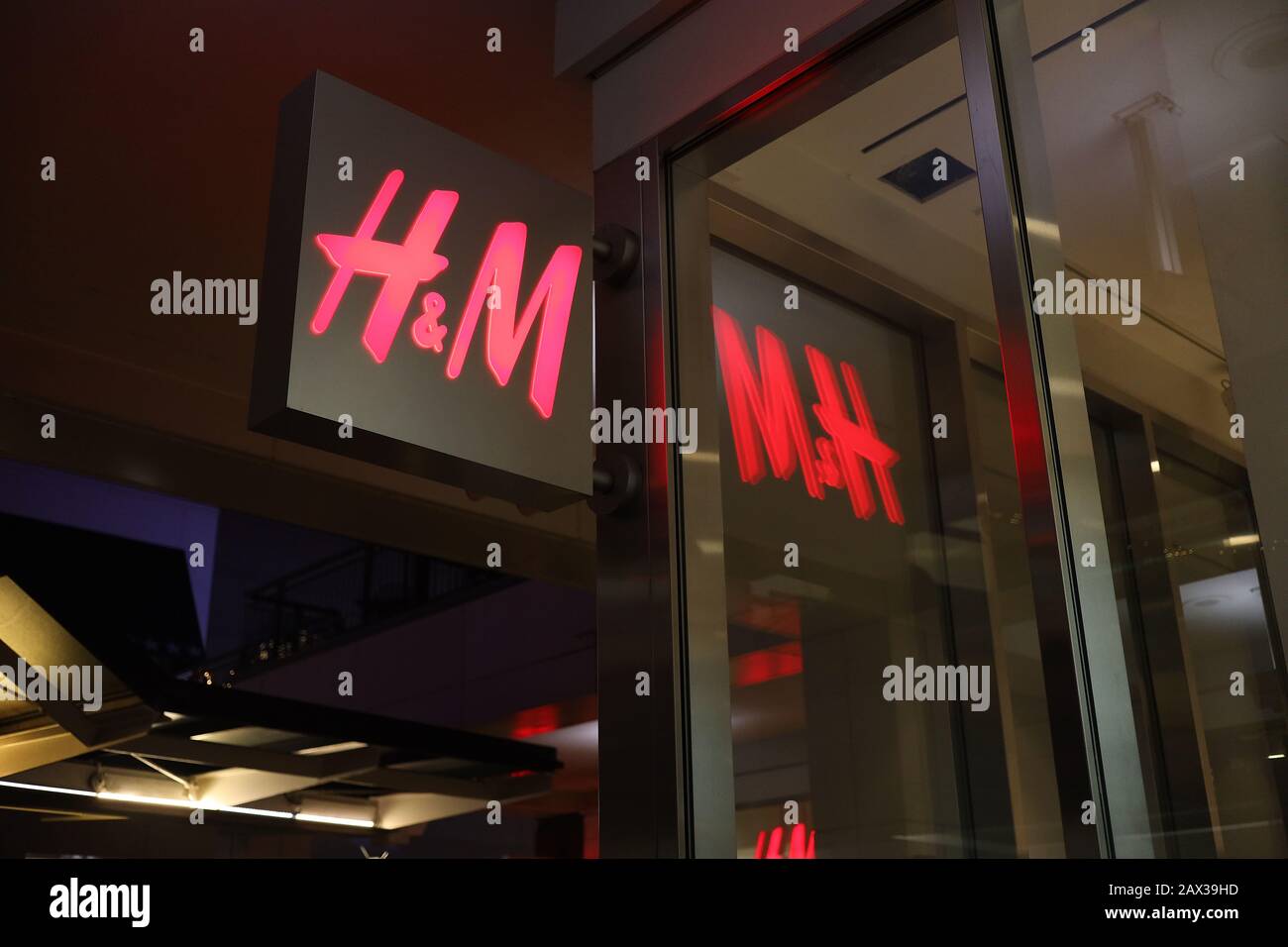 Denver, Colorado - 31 décembre 2019: Signe de marque H&M illuminant dans la nuit te à Denver, Colorado Banque D'Images