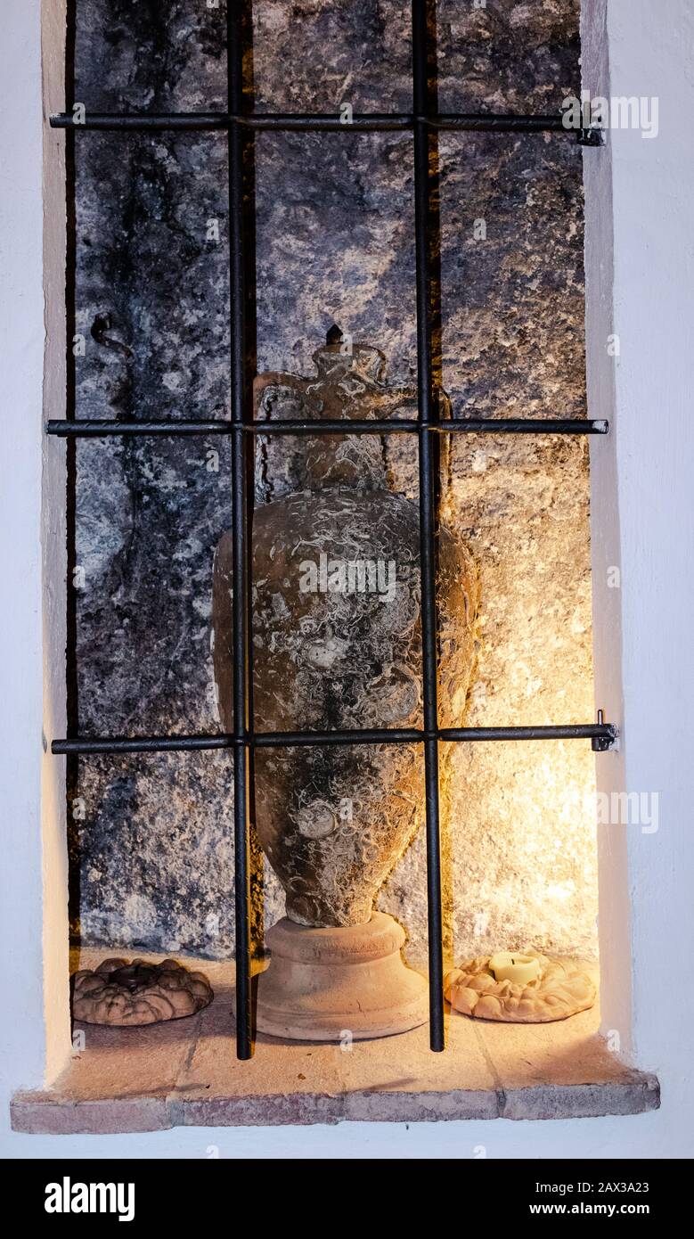 Grand vase de stockage étrusque et objets affichés derrière les barres Banque D'Images