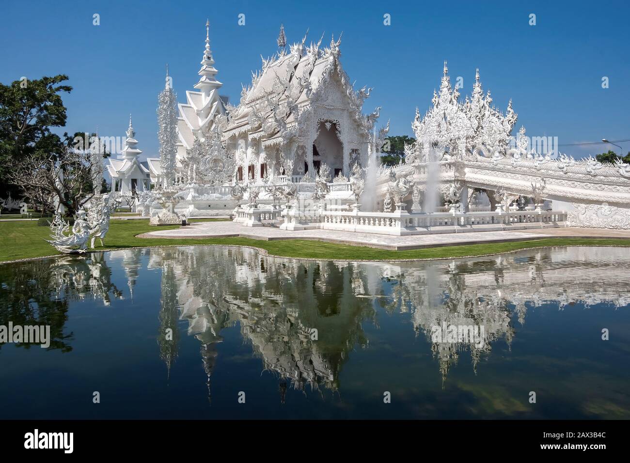 Monument architectural temple Wat Rong Khun, alias Temple Blanc, à Chiang Rai, Thaïlande. Banque D'Images