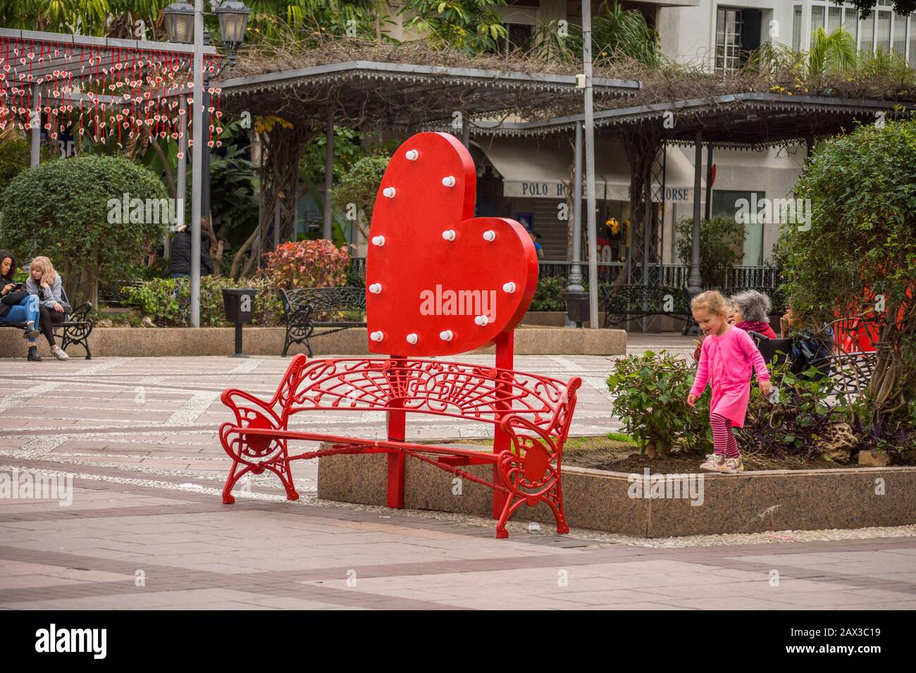 Décorations de Saint-Valentin, banc rouge dans une ville espagnole, Fuengirola, Andalousie. Banque D'Images