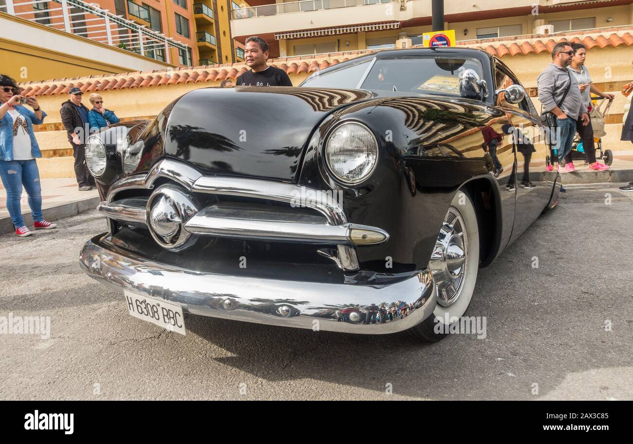 1950 Ford Custom Deluxe Club coupé, voiture classique, garé dans la rue pendant le festival Torremolinos années 50. Malaga, Espagne Banque D'Images