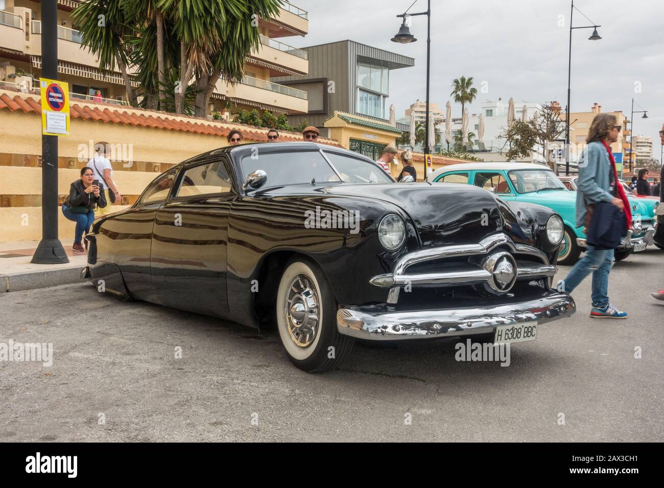 1950 Ford Custom Deluxe Club coupé, voiture classique, garé dans la rue pendant le festival Torremolinos années 50. Malaga, Espagne Banque D'Images