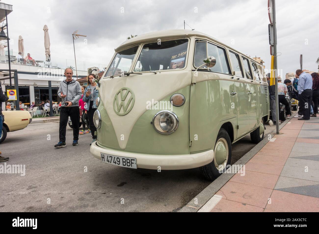 Volkswagen bus, voiture classique, des années 60 stationné dans la rue. Banque D'Images
