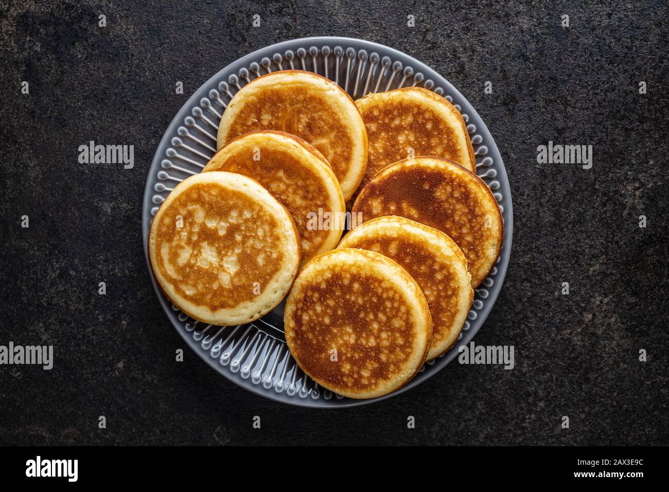 Crêpes maison sucrées sur la table de cuisine ancienne. Banque D'Images