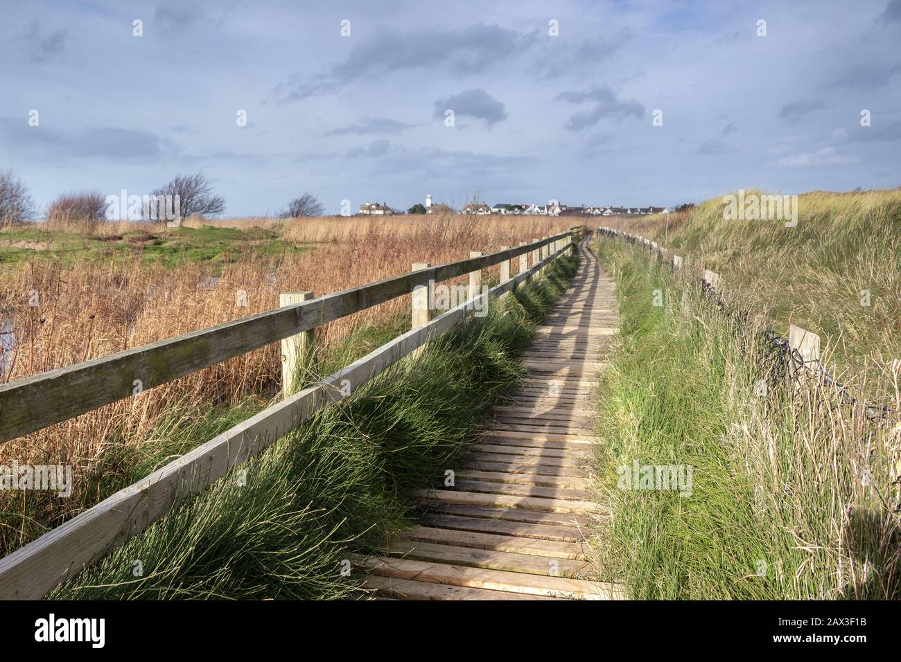 Passerelle en bois sur le sentier côtier, Hoylake, Wirral Banque D'Images