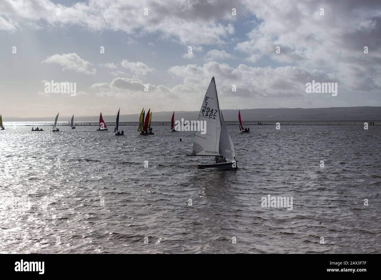 Bateaux à voile sur le lac marin, West Kirby Banque D'Images