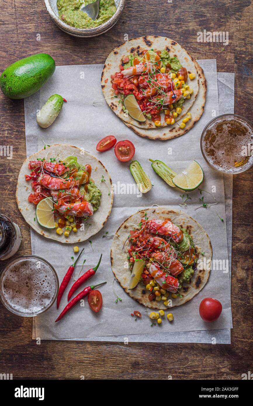 Tortillas avec viande de crabe, guacamole, salade et salsa, deux verres d'abeilles, plat Banque D'Images
