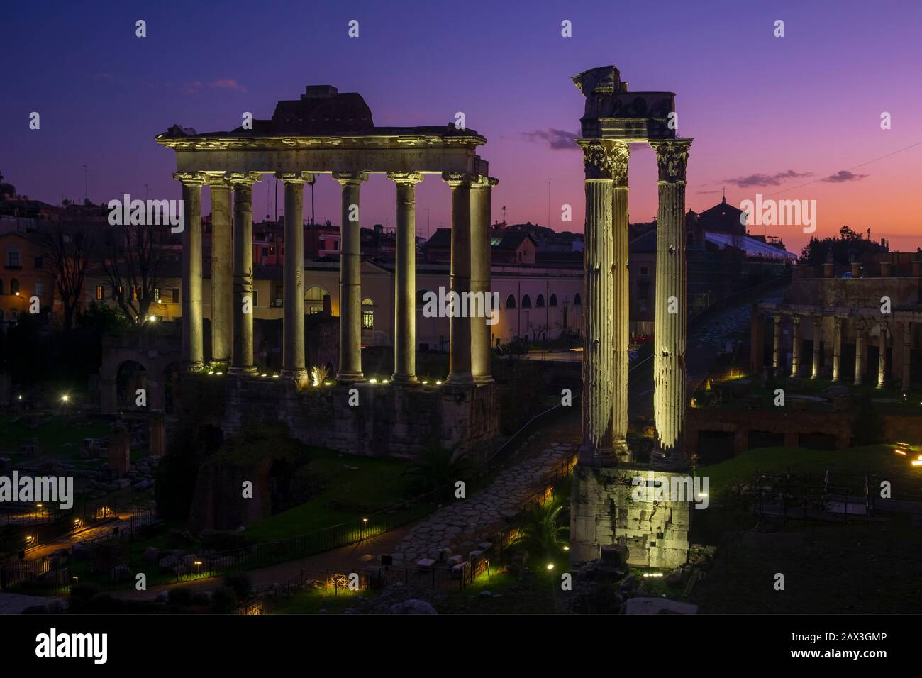 Forum romain éclairé. Vue sur le Nigh. Rome Banque D'Images