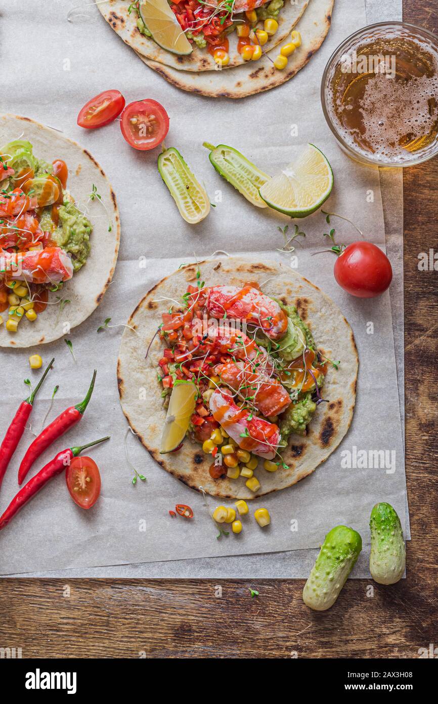 Tacos mexicains avec viande de crabe, avocat, maïs, salade et salsa Banque D'Images