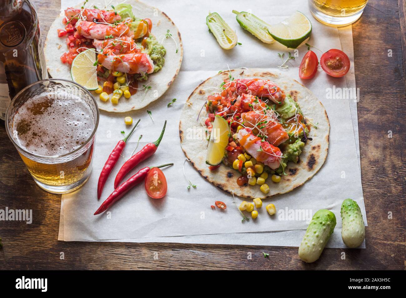 Tacos de crabe avec guacamole, maïs et salsa, plat Banque D'Images