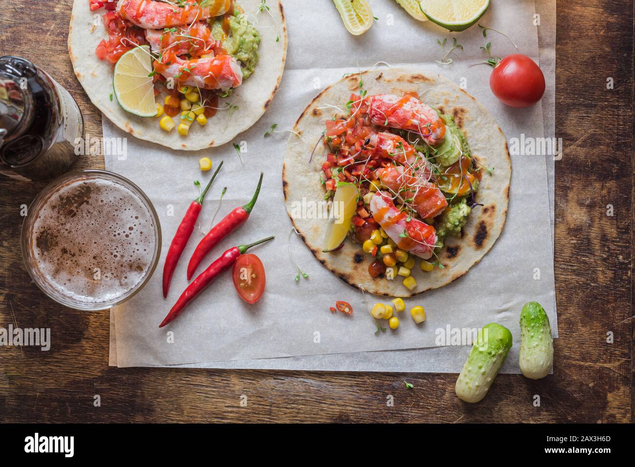 Tacos mexicains avec viande de crabe, avocat, maïs et salsa Banque D'Images