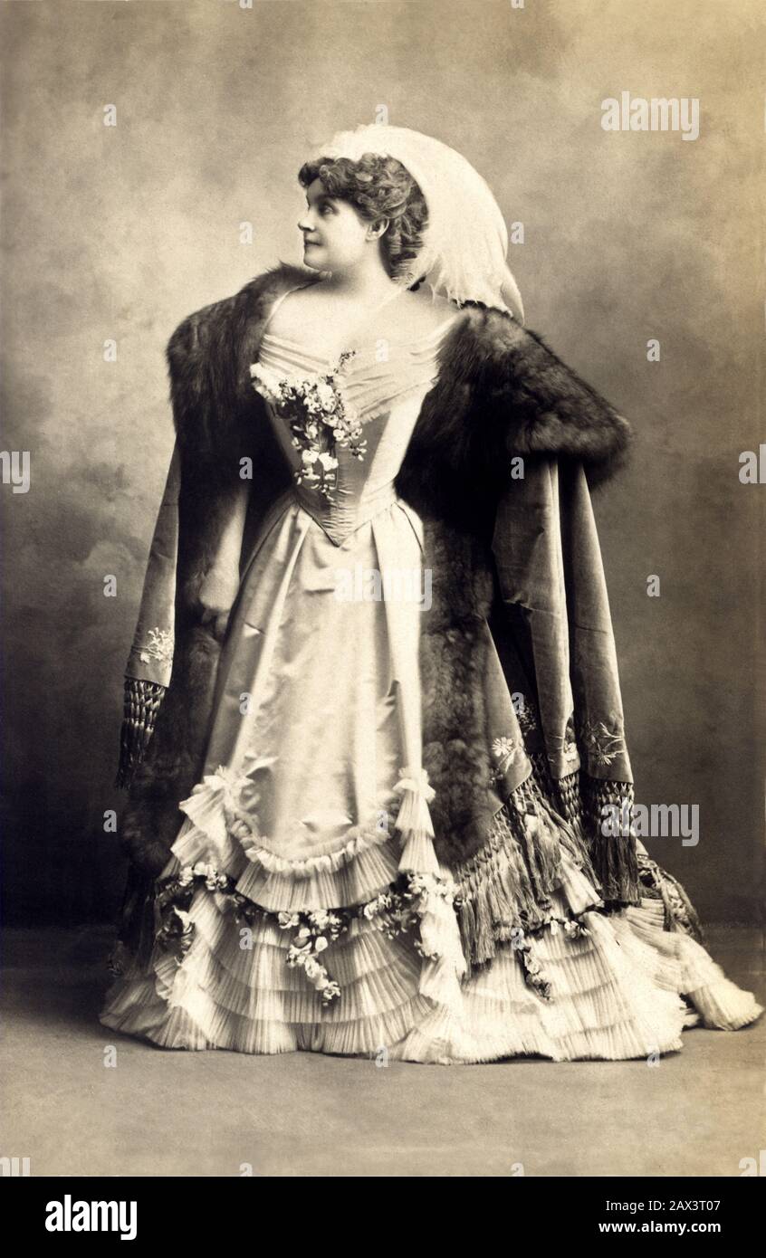 1895 CA , Paris , FRANCE : L'actrice française REJANE ( nom réel Gabrielle Charlotte Reju , Paris 1856 - 1920 ) . Rejane fut l'amant du célèbre dramaturge italien Dario Niccodemi ( 1874 - 1934 ) , photo de Paul Boyer , Paris - attrice - TEATRO - THÉÂTRE - DIVA - DIVINA - satin - raso - pizzo - plume - BELLE EPOQUE - PROFIL - PROFILO - MODE - MODA - fourrure - pelliccia - mantello - manteau - XIX SIÈCLE - décaleté - scolatura - tour de cou -- -- ARCHIVIO GBB Banque D'Images