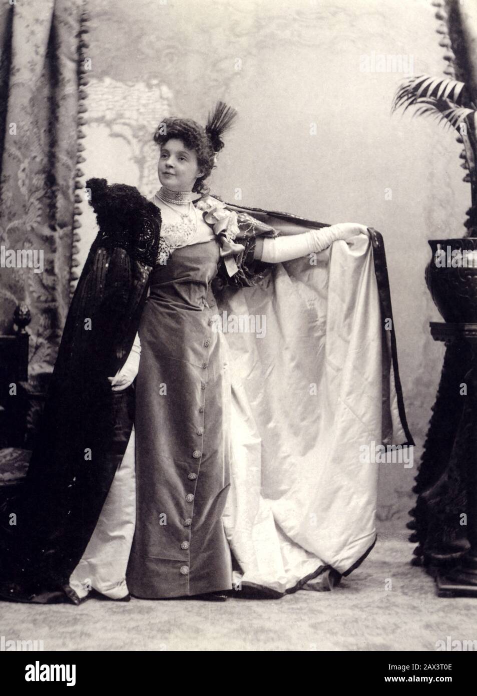 1890 CA , Paris , FRANCE : L'actrice française REJANE ( nom réel Gabrielle Charlotte Reju , Paris 1856 - 1920 ) . Rejane fut l'amant du célèbre dramaturge italien Dario Niccodemi ( 1874 - 1934 ) - attrice - TEATRO - THÉÂTRE - DIVA - DIVINA - satin - raso - pizzo - paume - plumes - BELLE EPOQUE - PROFIL - PROFILO - MODE - MODA - mantello - manteau - XIX SIÈCLE - decollété - scolatura - tour de cou - collier de perles - collana di Perle - mignon - paume - plumes - velluto - velours --- ARCHIVIO GBB Banque D'Images