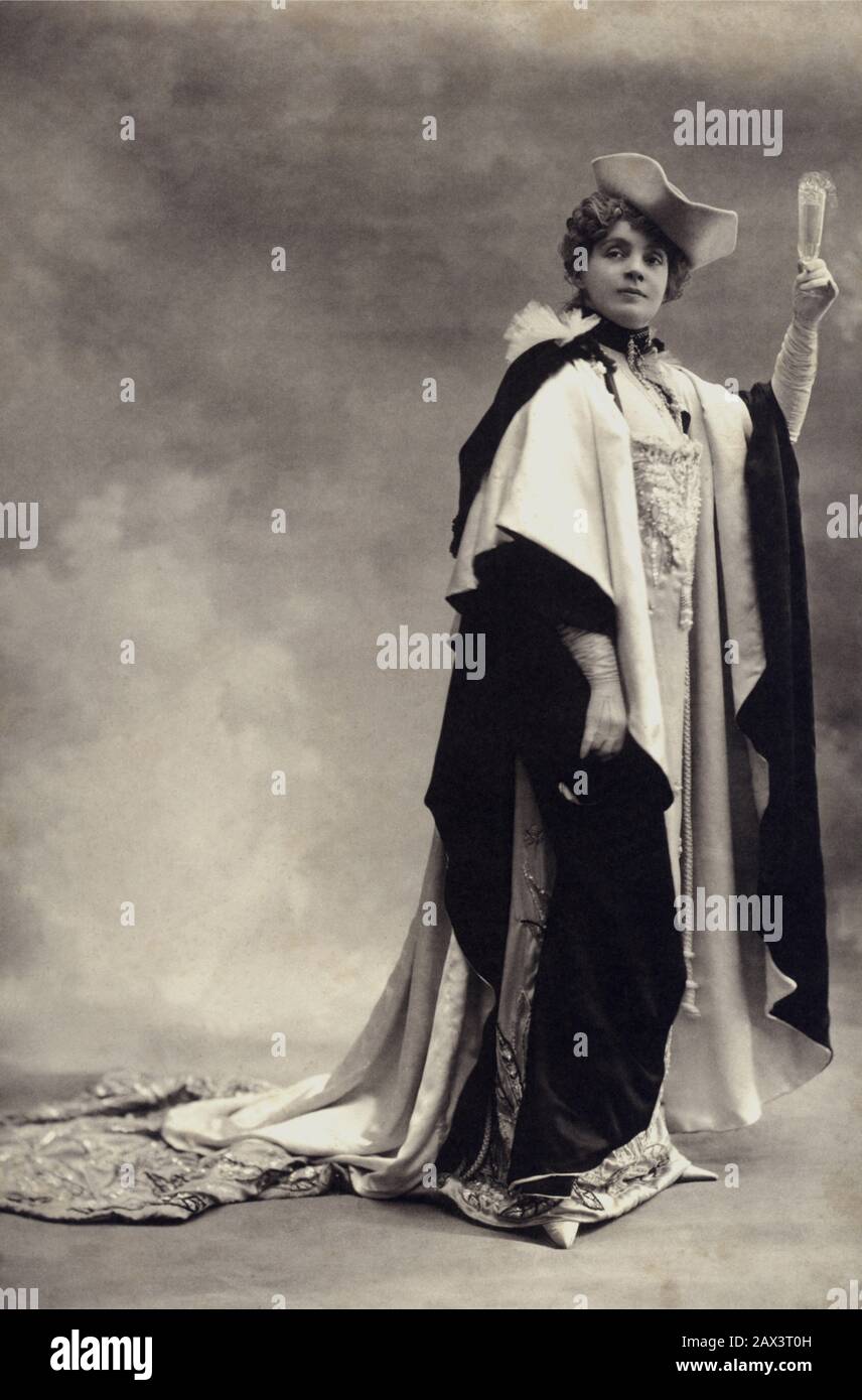 1890 CA , Paris , FRANCE : L'actrice française REJANE ( nom réel Gabrielle Charlotte Reju , Paris 1856 - 1920 ) . Rejane fut l'amant du célèbre dramaturge italien Dario Niccodemi ( 1874 - 1934 ) - attrice - TEATRO - THÉÂTRE - DIVA - DIVINA - pizzo - BELLE EPOQUE - PROFIL - PROFILO - MODE - MODA - mantello - manteau - XIX SIÈCLE - chapeau - cappello - tricorno - gants - guanti cin cin - brindisi ---- ARCHIVIO GBB Banque D'Images