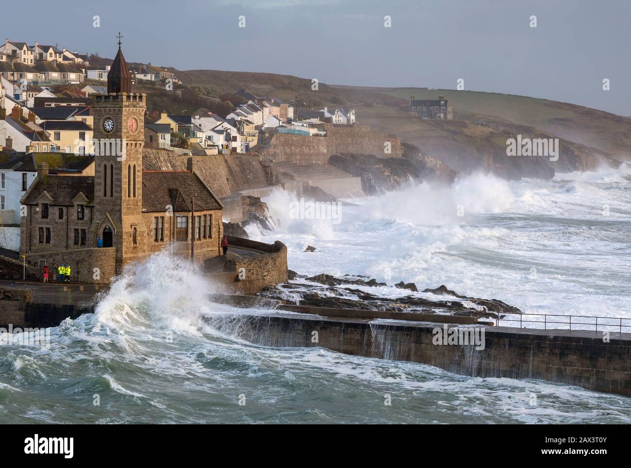 Porthleven, Cornwall, Royaume-Uni. 10 février 2020. Tempête Ciara encore en train de piquer la Côte de Cornouailles à Porthleven. Bob Sharples/Alay Live News Banque D'Images