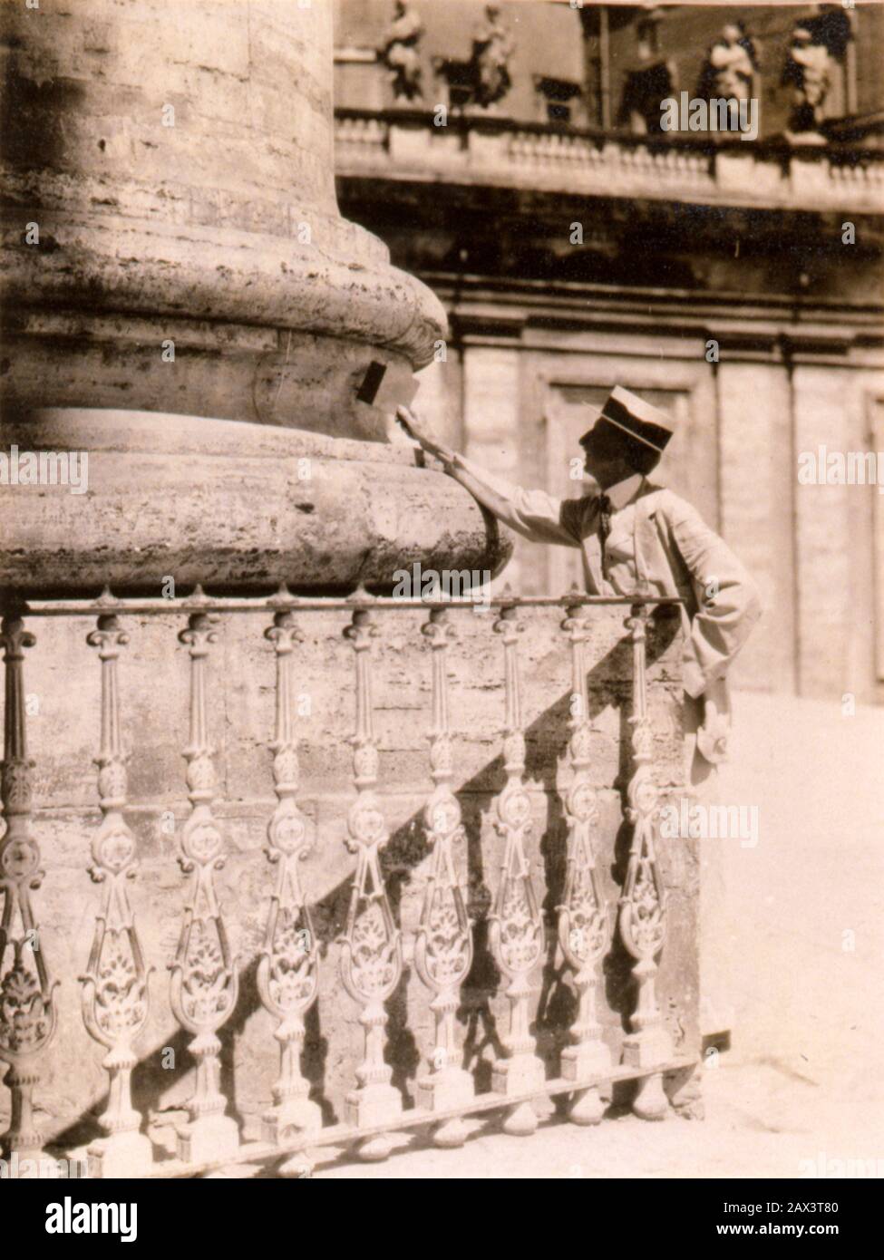 1923 , ROMA , ITALIE : De l'album photographique du journaliste et touriste américain FRANK GEORGE CARPENTER ( 1855 - 1924 ). La légende originale a dit: ' Les colonnes de l'immense église de Saint-Pierre à Rome, le plus grand édifice du monde '. Frank G. Carpenter et sa fille Frances ( 1890 - 1972 ) pour illustrer ses écrits sur le voyage et la géographie du monde. Les œuvres de Carpenter ont aidé à populariser l'anthropologie culturelle et la géographie au début du XXe siècle . - ITALIE - FOTO STORICHE - HISTOIRE - GEOGRAFIA - GÉOGRAPHIE - ARCHITETTURA - ARCHITECTURE - ROME - ROMA - CHIESA Banque D'Images